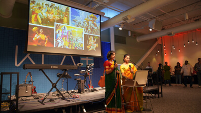 인도의 힌두교 축제인 디왈리의 전통에 대해 설명하는 직원들