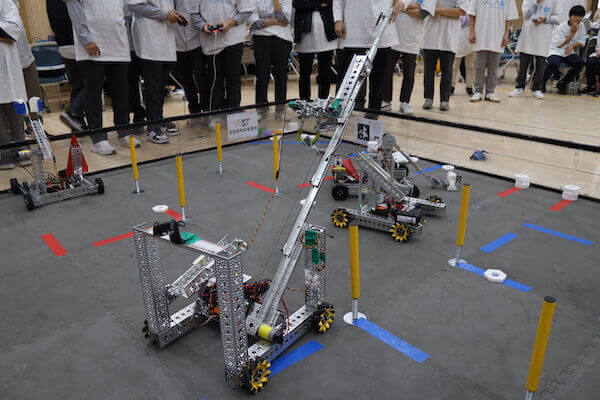 The KLA Korea Foundation supports STEM (science, technology, engineering and mathematics) education for women and youth in the Gyeonggi-do region through mentoring and sponsorship of robotics competitions.